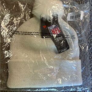 New Era Cream PATRIOTS Beanie with Pom and NFL Logo